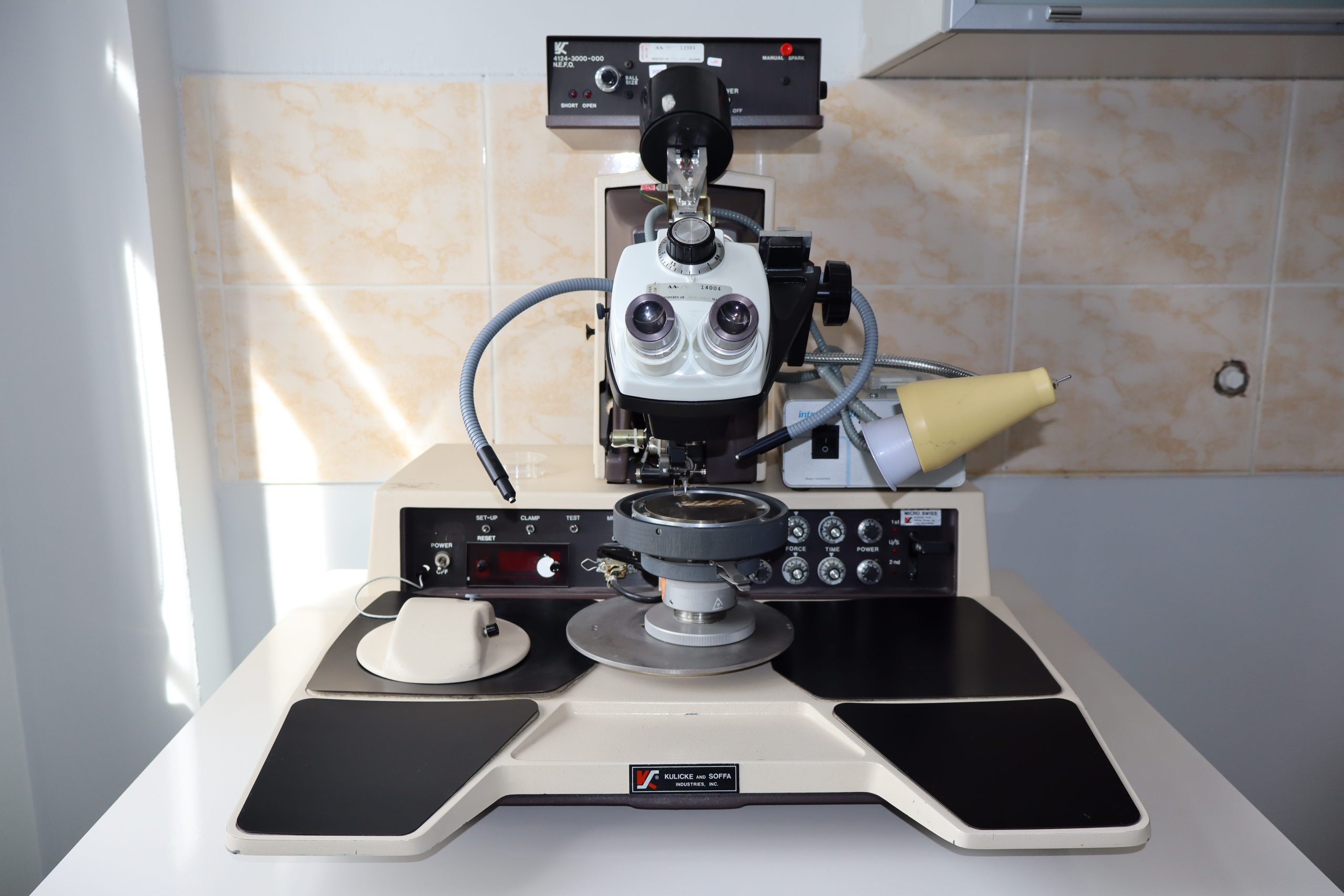 Kulicke ve Soffa Model 4124 Top Tel Bağlayıcı (Elektriksel Karakterizasyon)